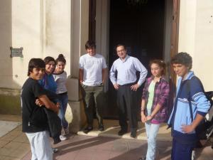 El padre Eduardo junto a los jóvenes del grupo parroquial “Betania”, previo a la vigila pascual.